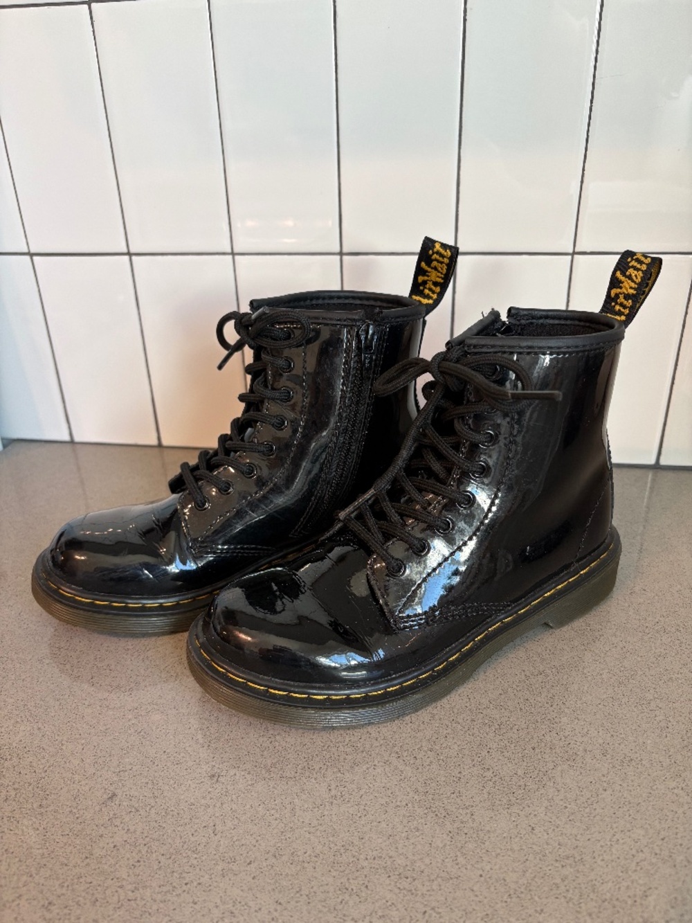 Kids Doc Martens - unisex - black patent leather - size 2